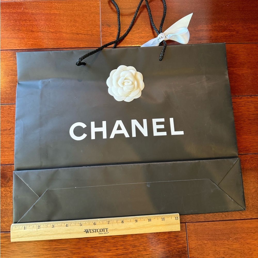 We’ve Chanel gift bag - Picture 2 of 6